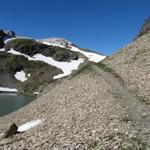 der Bergpfad führt einem rechts hoch über den See Richtung Rawilpass