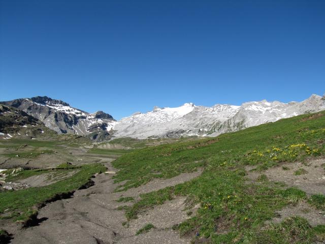 vor uns am Horizont, der Übergang Col des Eaux Froides. Dort drüber müssen wir drüber