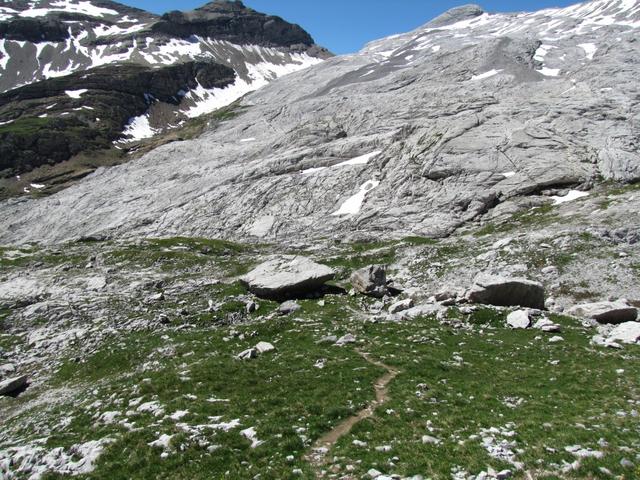 dort vorne bei diesem Einschnitt liegt der Lac de Ténéhet