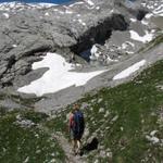 vor uns taucht der Lac de Ténéhet auf