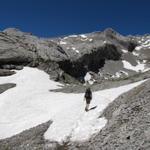 über Altschneefelder erreichen wir den Lac de Ténéhet