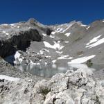 der Lac de Ténéhet 2440 m.ü.M. ist in einer grossartigen Gebirgslandschaft eingebettet