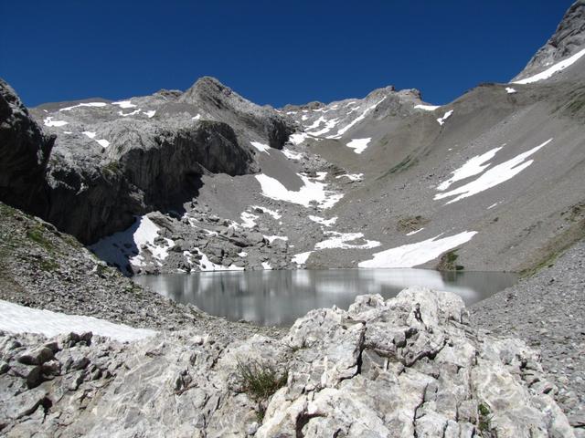 der Lac de Ténéhet 2440 m.ü.M. ist in einer grossartigen Gebirgslandschaft eingebettet