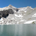 sehr schönes Breitbildfoto vom Lac de Ténéhet. Rechts oben führt der Bergpfad zum Schnidejoch