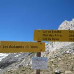 Wegweiser auf dem Col des Eaux Froides. Unser Tagesziel die Cabane des Audannes