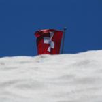 hinter einer Schneewächte taucht die Fahne der Cabane des Audannes auf