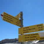 Wegweiser bei der Cabane des Audannes. Morgen geht es weiter über die Col des Audannes