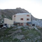 frühmorgens verlassen wir die Cabane des Audannes. Wir nehmen die letzte Etappe der Wildhorn Rundtour in Angriff