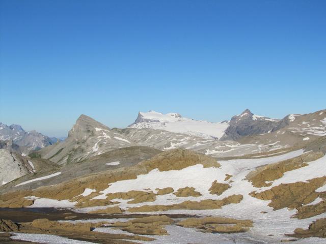 am Horizont gut ersichtlich der Gletscher von Les Diablerets. Dort oben waren wir auch schon