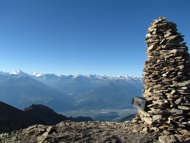 was für eine Aussicht von hier oben. Tief unter uns das Rhonetal