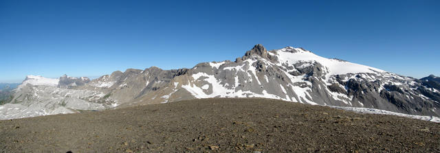 sehr schönes Breitbildfoto vom Sex Rouge aus gesehen. Links Les Diablerets, rechts das Wildhorn