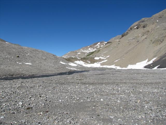 wir haben die Schutthochebene von Grand' Gouilles 2471 m.ü.M. erreicht