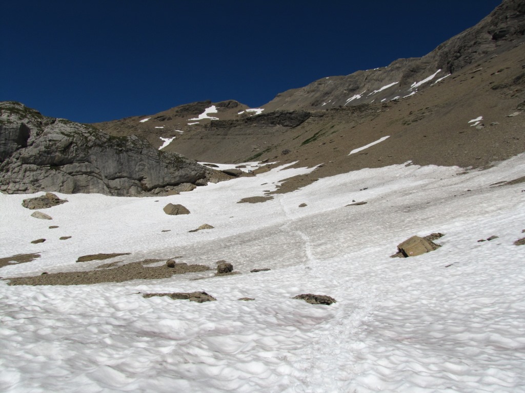 die Spur im Schnee zeigt uns die Richtung wo es hingeht