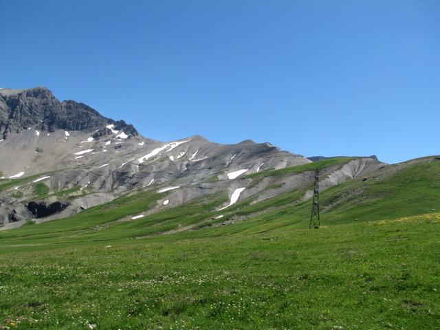 wir haben den Col du Sanetsch 2252 m.ü.M. erreicht und blicken zurück und hinauf zum Arête de'lArpille