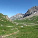 wir wenden uns rechts Richtung Sanetschsee. Links von uns fliesst die noch junge Saane. Quelle ist der Tsanfleurongletscher