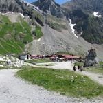 Blick zurück zur Auberge. Nach ein paar Gehminuten hatten wir die Bergstation der Luftseilbahn Gsteig - Sanetsch erreicht