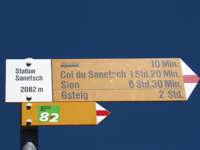 Wegweiser bei der Bergstation der Luftseilbahn Gsteig - Sanetsch 2062 m.ü.M.