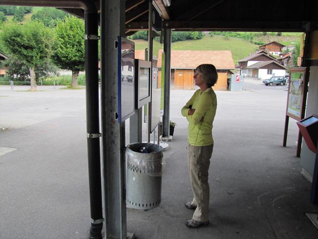 im Bahnhof von Boltigen warten auf den Zug der uns nach Schönried bringen wird