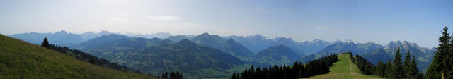 schönes Breitbildfoto vom Rellerligrat aus gesehen, Richtung Gstaad