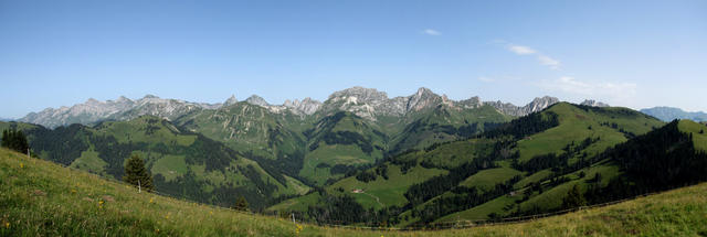 schönes Breitbildfoto mit Les Pucelles, Dent de Savigny, Dent de Ruth, Zuckerspitz und Wandfluh