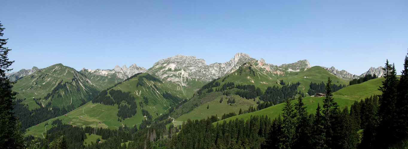 schönes Breitbildfoto mit Les Pucelles, Dent de Savigny, Dent de Ruth, Zuckerspitz und Wandfluh