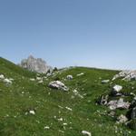 vor uns tauchen die Sattelspitzen auf