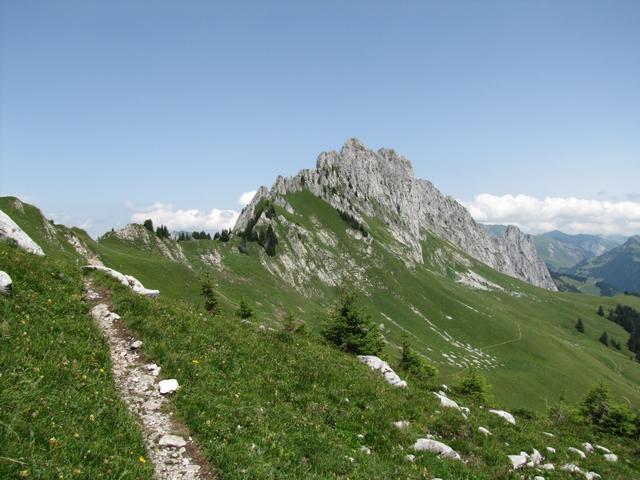 links von uns der Übergang von Wolfs Ort und rechts davon die Sattelspitzen