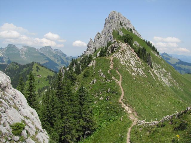 links geht es zum Soldatenhaus "Chalet de Régiment", rechts der Gastlosen entlang nach Grat