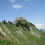 wir schlagen den Weg rechts ein und wandern den Gastlosen entlang nach Grat