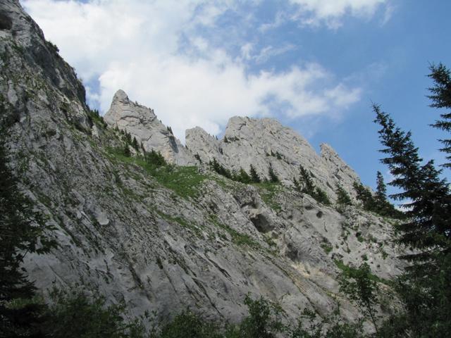 Blick hinauf zu den Gastlosen. Man könnte meinen es seien die Dolomiten