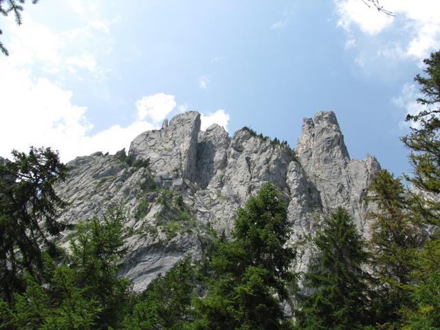 steil ragen die Felsentürmer der Gastlosen in den Himmel 