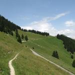 am Horizont taucht Grat mit dem Chalet Grat auf