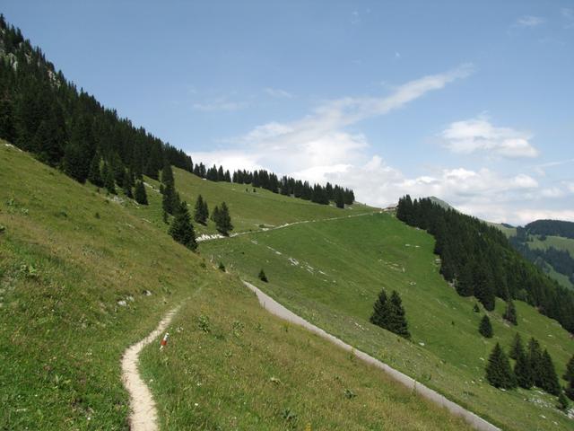 am Horizont taucht Grat mit dem Chalet Grat auf