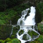 über einen Wasserfall fällt der Sattelbach über mehreren Stufen nach Jaun hinunter