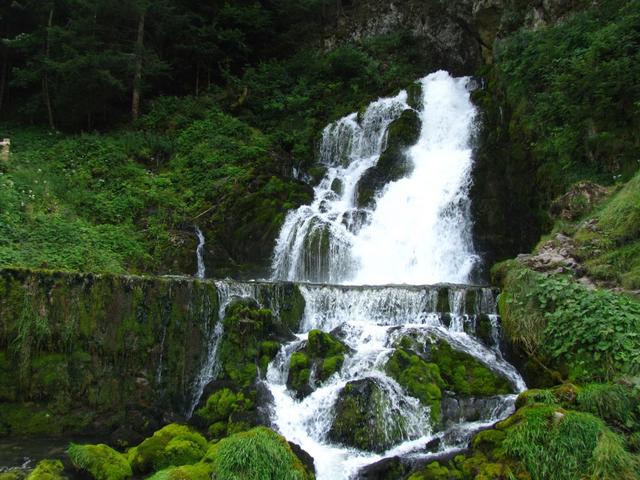 über einen Wasserfall fällt der Sattelbach über mehreren Stufen nach Jaun hinunter