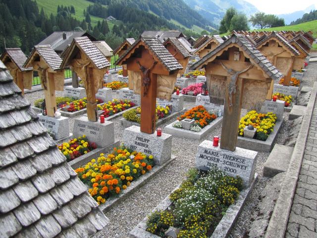 alle Kreuze bei den Gräbern sind in diesem Gebiet aus Holz geschnitzt, speziell schön