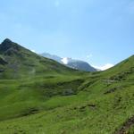 links der Regenboldshorn dort oben geht es hinauf. Rechts der Bummerepass