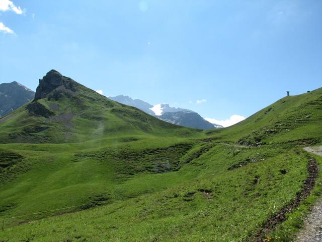 links der Regenboldshorn dort oben geht es hinauf. Rechts der Bummerepass