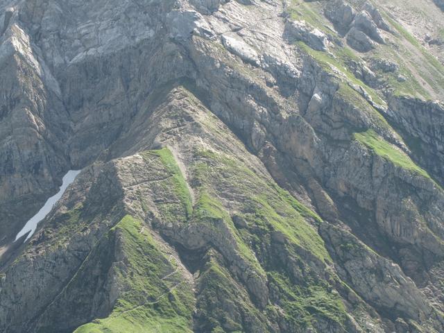 Blick zum Aeugi-Lowa-Weg. Dieser Bergweg sind wir durchgelaufen. Und dieser Pfad hat es in sich!