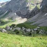 zwischen mächtigen Steinblöcken hindurch Punkt 1985 m.ü.M. wandern wir zur Alp Bütschi