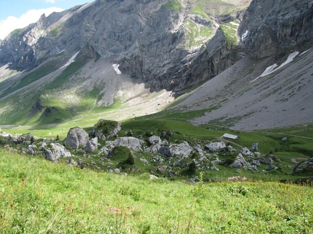 zwischen mächtigen Steinblöcken hindurch Punkt 1985 m.ü.M. wandern wir zur Alp Bütschi