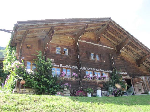 schöne Bauernhäuser säumen den Wanderweg