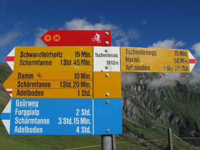 Wegweiser auf der Tschentenalp 1940 m.ü.M. unser erstes Ziel der Schwandfeldspitz