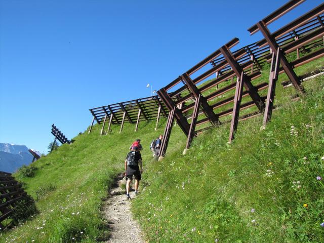 der Bergweg führt einem zwischen Lawinenverbauungen hindurch Richtung Schwandfeldspitz