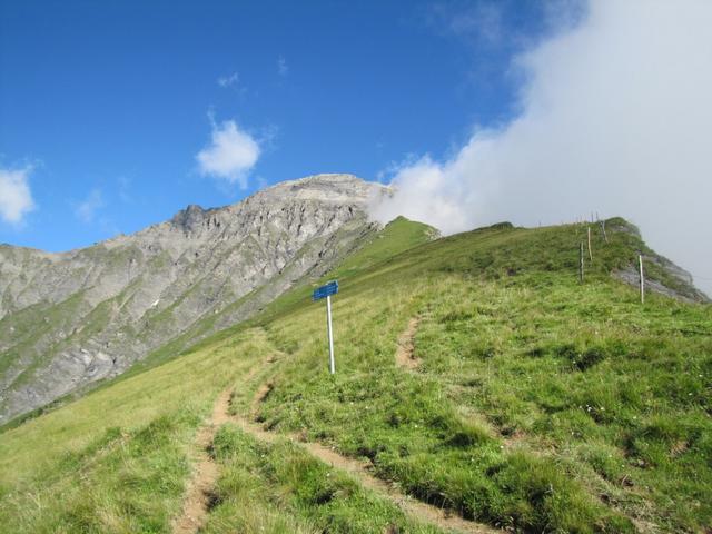 mit Blick auf die wild zerfurchte Südostflanke des Gsürs erreichen wir Punkt 2123 m.ü.M.