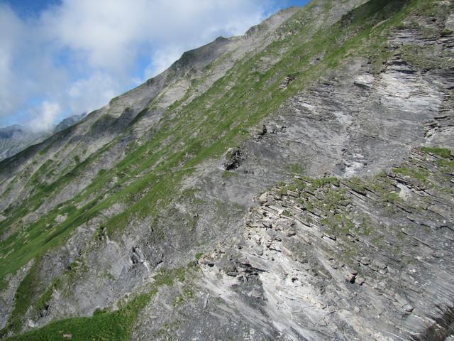 der Pfad führt über weiches Schiefergestein. Ein bisschen Trittsicher sollte man schon sein