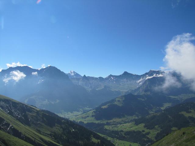 schöne Aussicht auf Gross Loner, Altels, Tschingellochtighorn, Engstlingenalp, und Wildstrubel