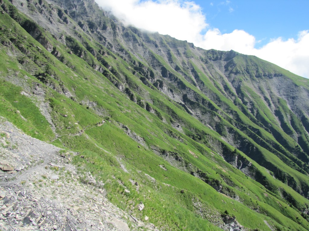 wie mit einem Lineal wurde der Gsür Weg an dieser steilen Flanke gezogen