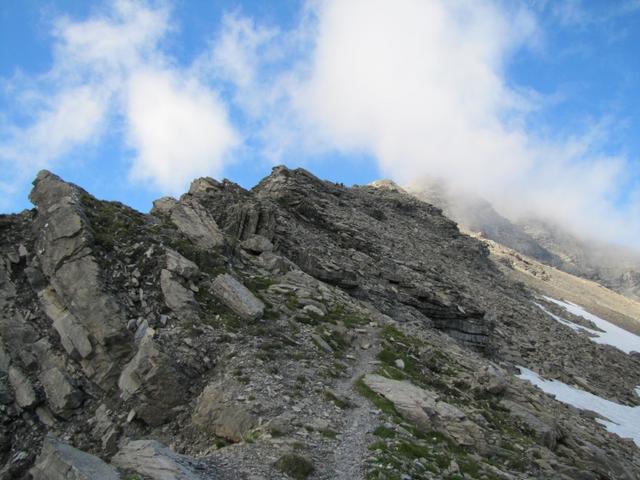 der Bergpfad verläuft nun alles am Westgrat entlang oder knapp rechts darunter