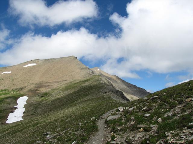 Blick zurück zu Punkt 2728 m.ü.M. und zum Albristhorn